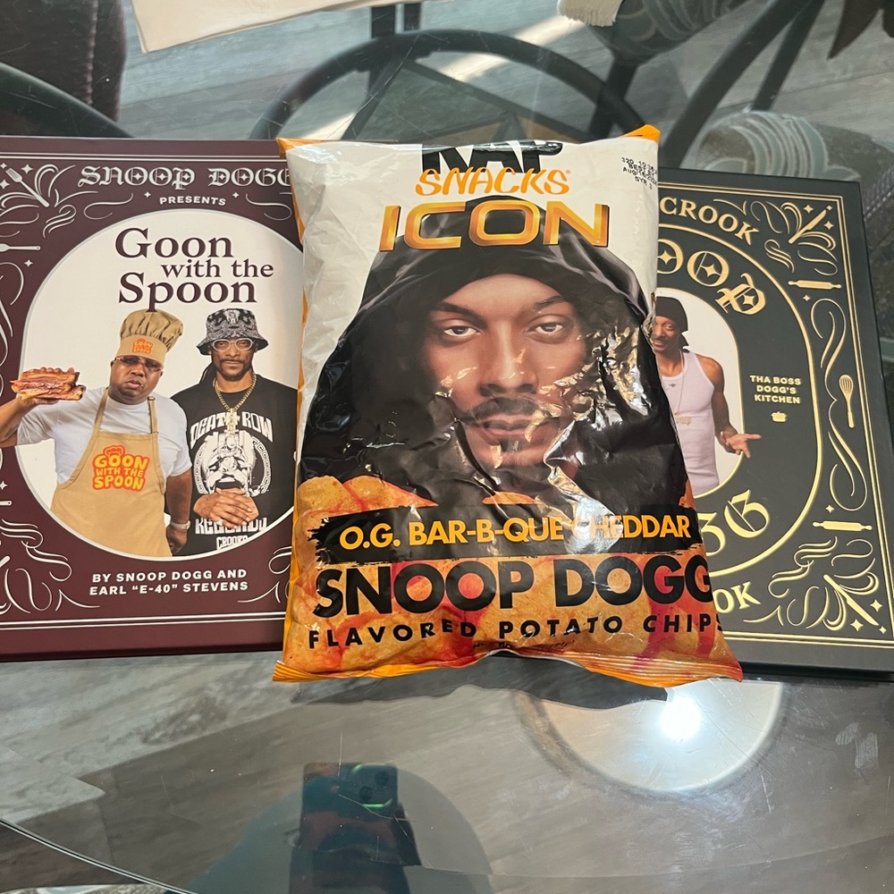 Snoop Dogg cookbooks/chip bundle